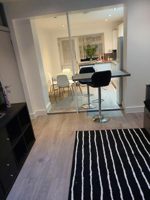 Home Away Barking Barking  Eksteriør bilde