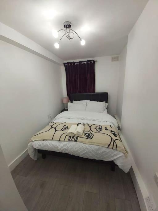 Home Away Barking Barking  Eksteriør bilde