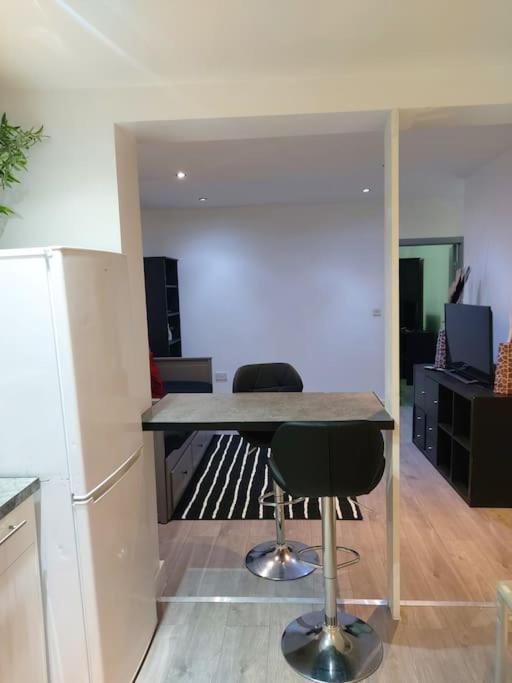 Home Away Barking Barking  Eksteriør bilde