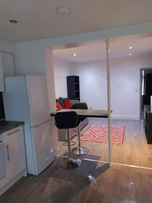 Home Away Barking Barking  Eksteriør bilde