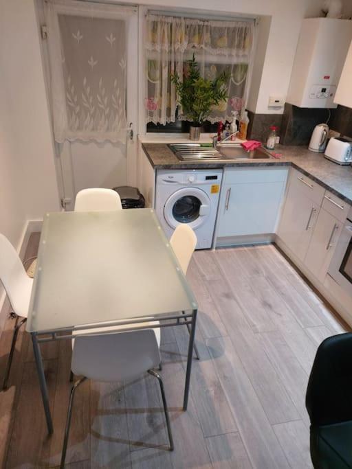 Home Away Barking Barking  Eksteriør bilde