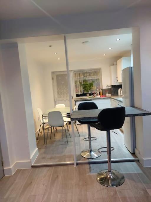 Home Away Barking Barking  Eksteriør bilde