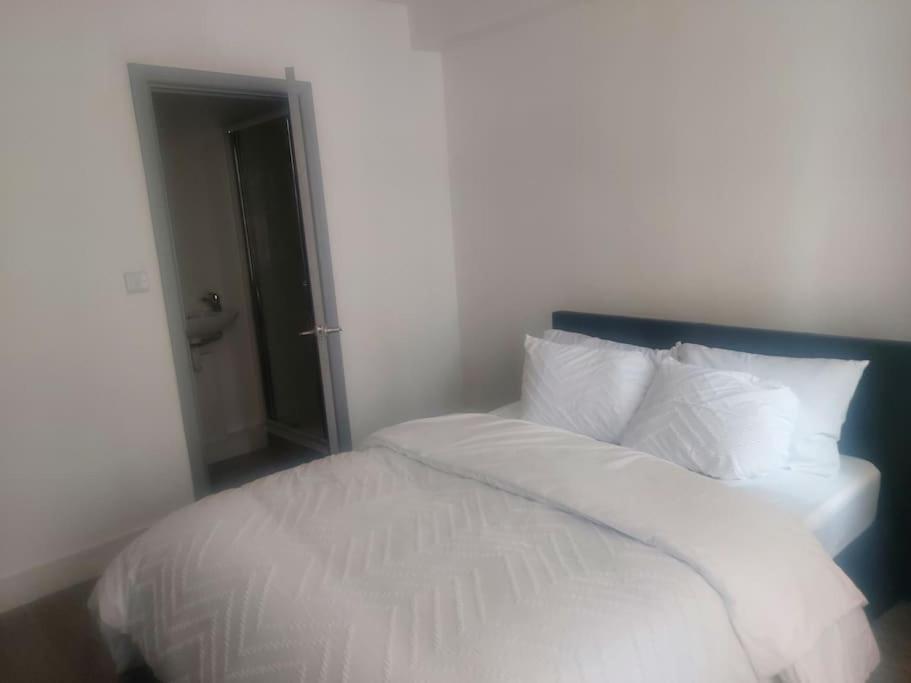 Home Away Barking Barking  Eksteriør bilde